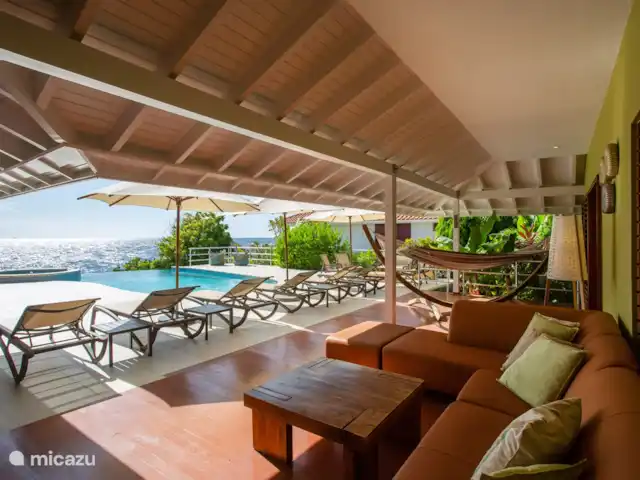 Villa frente al mar en el resort Boca Gentil en Curazao, Banda Arriba (este), Jan Thiel - villa Vista desde el recibidor de la casa de vacaciones. Te da una vista de 180 grados del Mar Caribe.