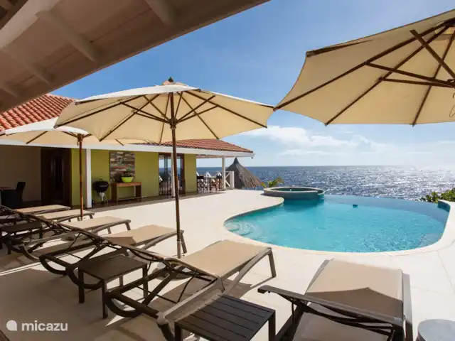 Villa frente al mar en el resort Boca Gentil en Curazao, Banda Arriba (este), Jan Thiel - villa Casa de vacaciones de lujo en Curazao en el complejo Boca Gentil con una piscina infinita ovalada. Un jacuzzi spa climatizado para esas noches frescas en la costa.
