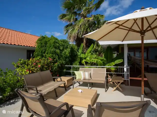 Villa frente al mar en el resort Boca Gentil en Curazao, Banda Arriba (este), Jan Thiel - villa Acogedora sala de estar en la gran terraza junto a la piscina. Disfrute de toda la comodidad de su casa de vacaciones en Curazao