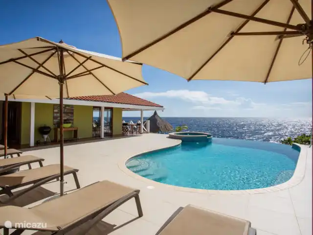 Villa frente al mar en el resort Boca Gentil en Curazao, Banda Arriba (este), Jan Thiel - villa La casa de vacaciones de Curazao tiene una hermosa piscina ovalada con jacuzzi contiguo.