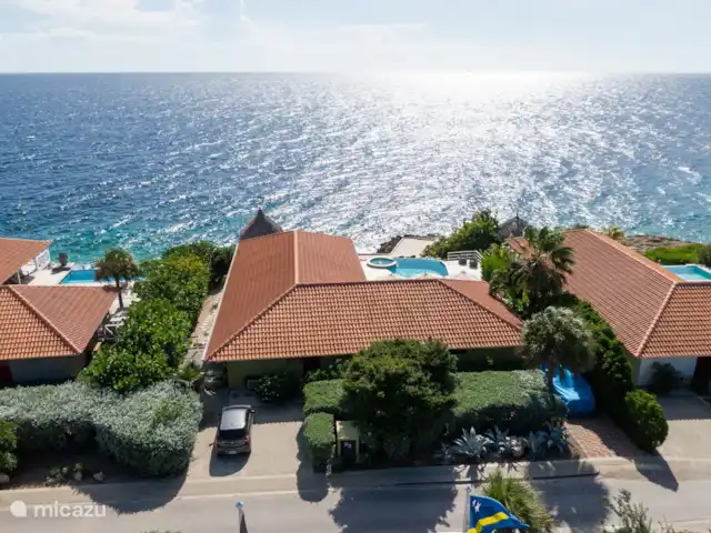 Villa frente al mar en el resort Boca Gentil en Curazao, Banda Arriba (este), Jan Thiel - villa Villa en Curacao con vista desde arriba tomada con un dron.
