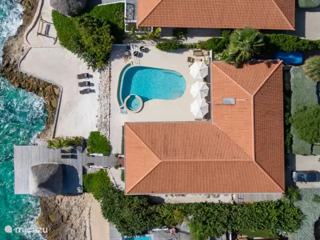 Villa frente al mar en el resort Boca Gentil en Curazao, Banda Arriba (este), Jan Thiel - villa Villa en Curacao con vista desde arriba tomada con un dron.