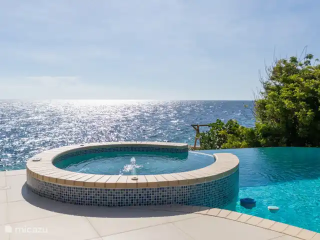 Villa frente al mar en el resort Boca Gentil en Curazao, Banda Arriba (este), Jan Thiel - villa El jacuzzi para 8 personas donde podrá disfrutar de un cálido baño de spa por la noche.