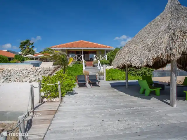Villa frente al mar en el resort Boca Gentil en Curazao, Banda Arriba (este), Jan Thiel - villa Villa en Curazao con vista desde el mar tomada con un dron.