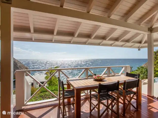 Villa frente al mar en el resort Boca Gentil en Curazao, Banda Arriba (este), Jan Thiel - villa casa de vacaciones curazao; mesa para 4 personas acogedoras con vista al Mar Caribe. Esto es puro disfrute.