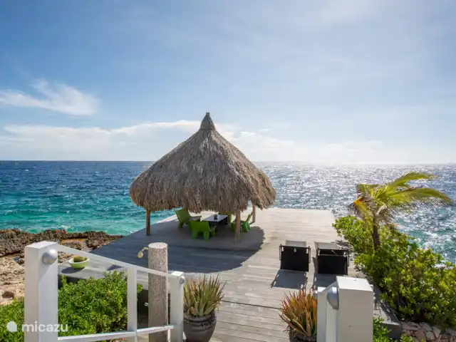 Villa frente al mar en el resort Boca Gentil en Curazao, Banda Arriba (este), Jan Thiel - villa La parte trasera de la villa con escaleras a la terraza flotante del mar.