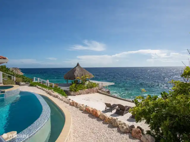 Villa frente al mar en el resort Boca Gentil en Curazao, Banda Arriba (este), Jan Thiel - villa Villa con playa en el Mar Caribe con acceso directo al mar. Esto es posible a través de una escalera. Disfruta buceando en tu patio trasero.
