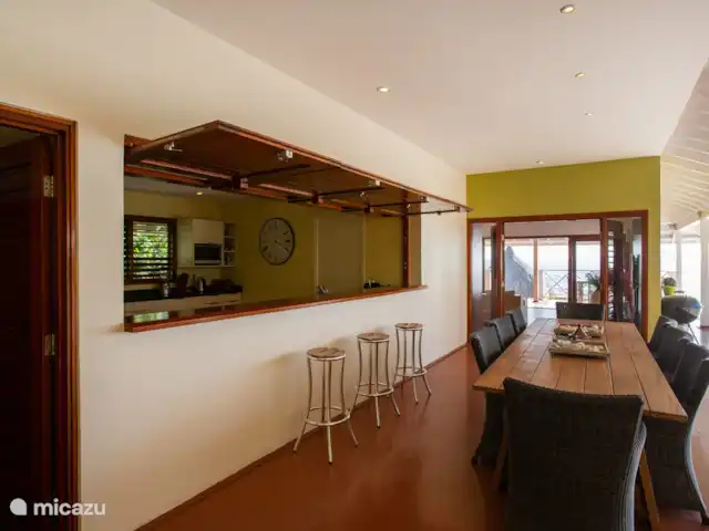 Villa frente al mar en el resort Boca Gentil en Curazao, Banda Arriba (este), Jan Thiel - villa Casa de vacaciones en Curacao con terraza exterior y comedor exterior para 8 personas. Bar contiguo a la cocina con vista al mar.