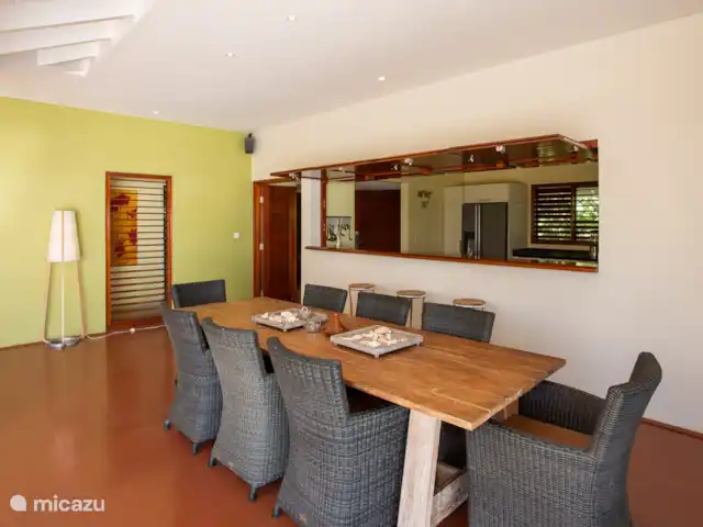 Villa frente al mar en el resort Boca Gentil en Curazao, Banda Arriba (este), Jan Thiel - villa Casa de vacaciones en Curacao, mesa de comedor para 8 personas en la terraza. Comer y beber afuera.
