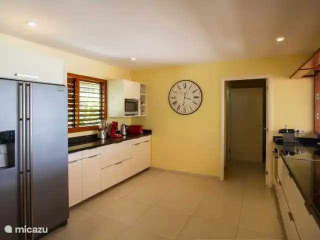 Villa frente al mar en el resort Boca Gentil en Curazao, Banda Arriba (este), Jan Thiel - villa Casa de vacaciones en Curazao, amplia cocina de la villa con nevera americana y vista al mar.