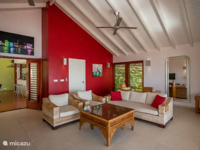 Villa frente al mar en el resort Boca Gentil en Curazao, Banda Arriba (este), Jan Thiel - villa Amplia sala de estar con 2 ventiladores colgantes y amplia puerta corrediza a la palapa.