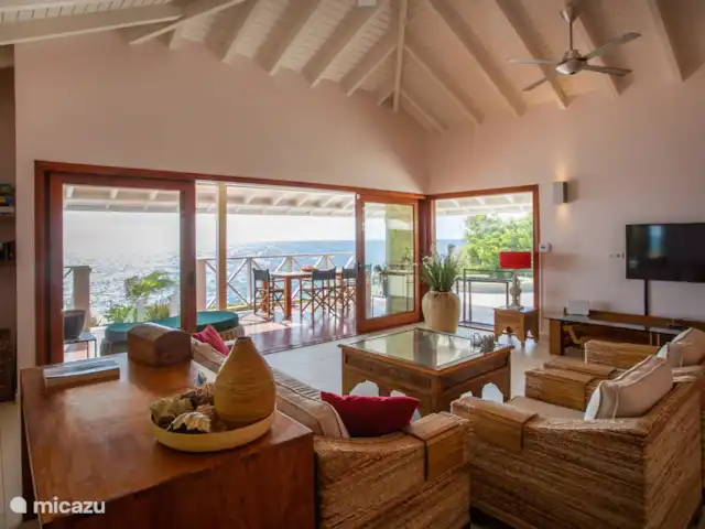 Villa frente al mar en el resort Boca Gentil en Curazao, Banda Arriba (este), Jan Thiel - villa Sala de estar con televisor grande con vista al Mar Caribe.