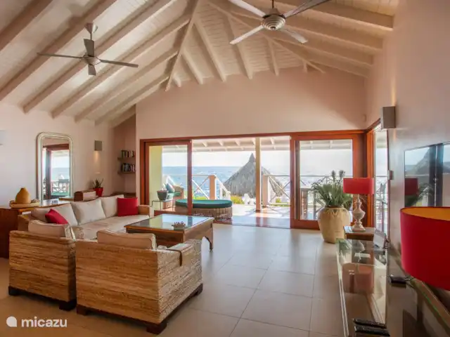 Villa frente al mar en el resort Boca Gentil en Curazao, Banda Arriba (este), Jan Thiel - villa Amplia sala de estar tomada desde un ángulo diferente con oportunidad de sentarse y disfrutar de la vista.