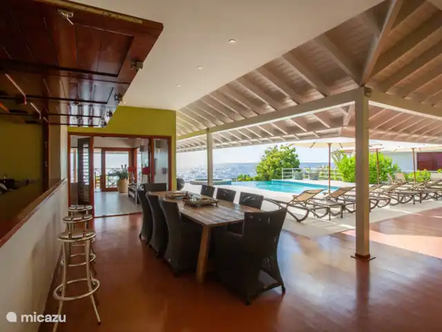 Villa frente al mar en el resort Boca Gentil en Curazao, Banda Arriba (este), Jan Thiel - villa Cene al aire libre en la gran terraza con capacidad para 8 personas. Mucha privacidad y una vista del hermoso mar azul del Caribe.