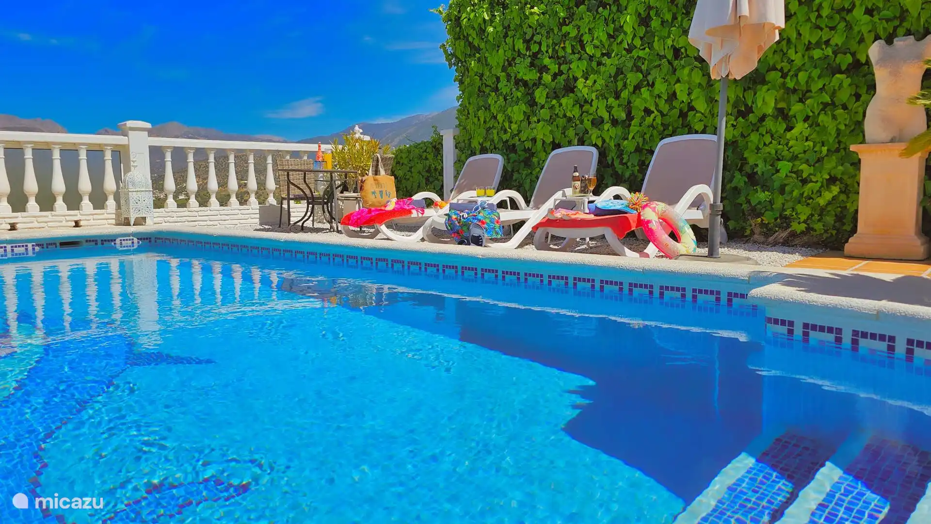 Ligbedden aan het zwembad