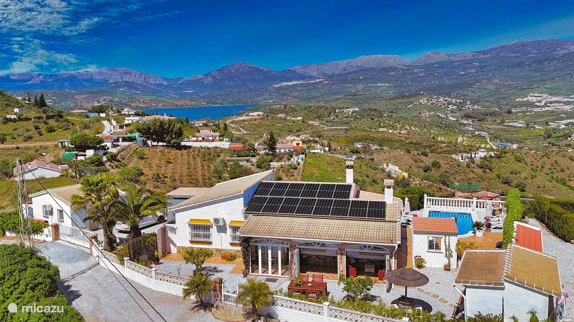 Casa Hollandia met achter het stuwmeer van Viñuela