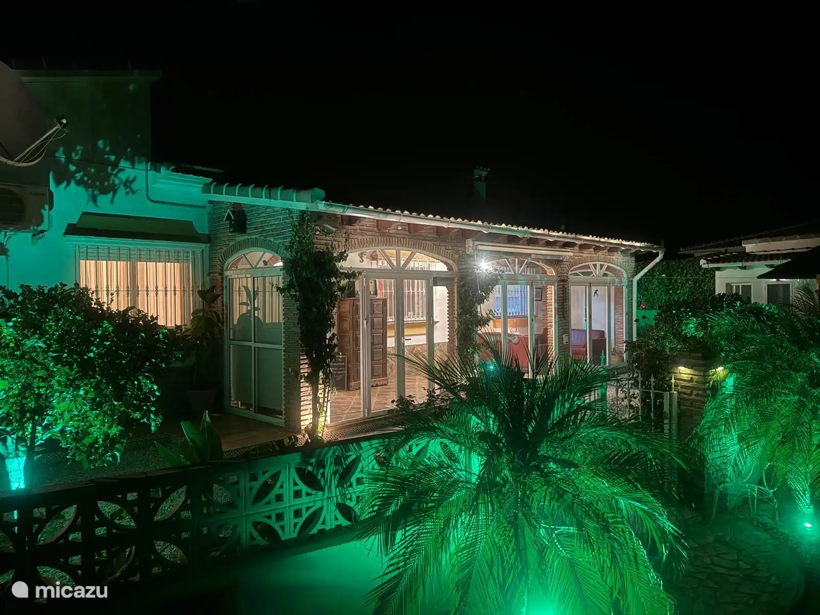 Vorderseite der Casa Hollandia bei Nacht 