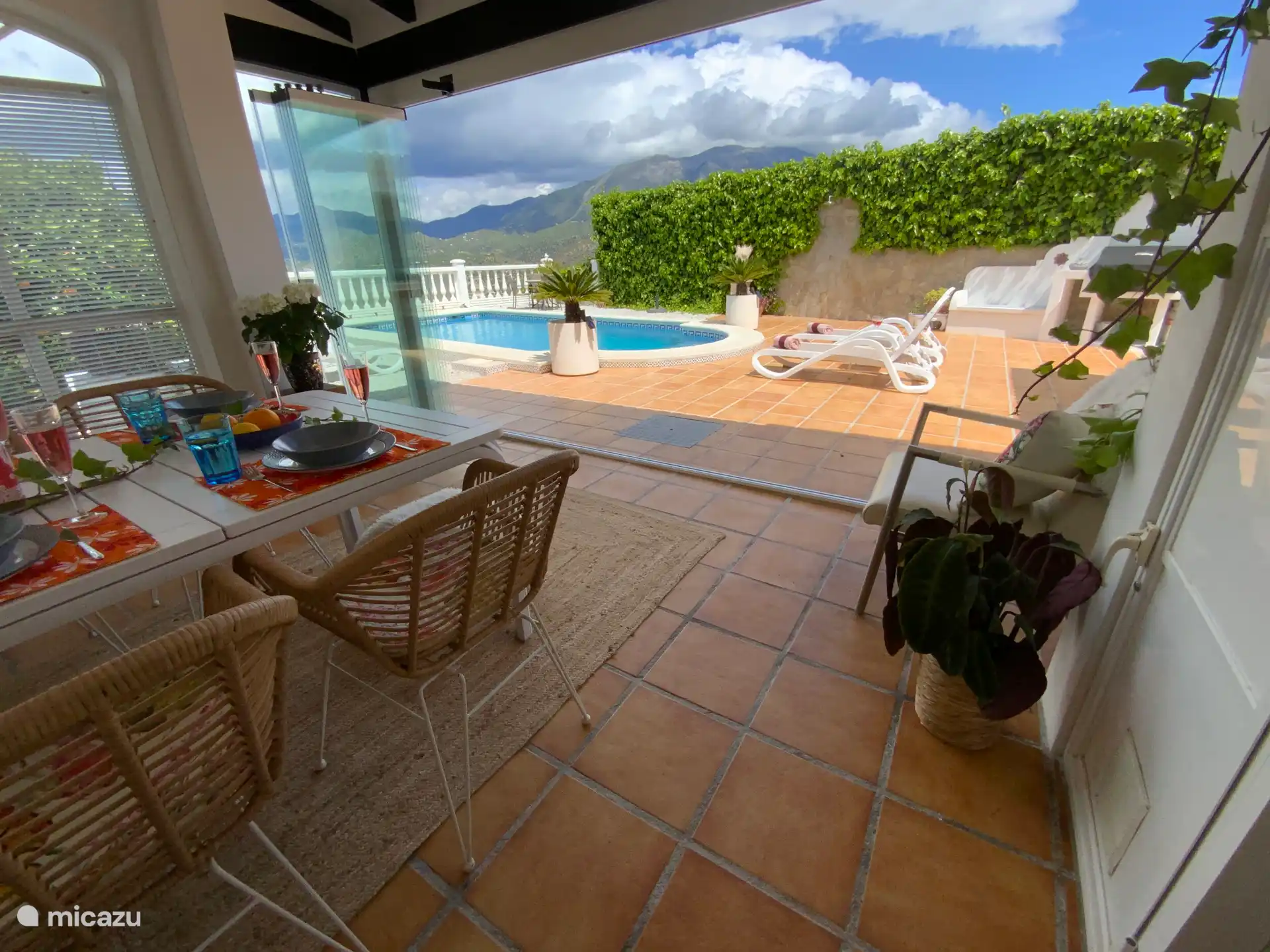 Unser umgebautes Gewächshaus mit Glasvorhängen 