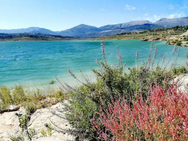 Villa  Casa Hollandia huren in Spanje, Andalusië, Viñuela - villa Lake Lavinuela bij ons om de hoek een prachtig natuurgebied waar je kan wandelen en er is ook een mogelijkheid voor watersport .