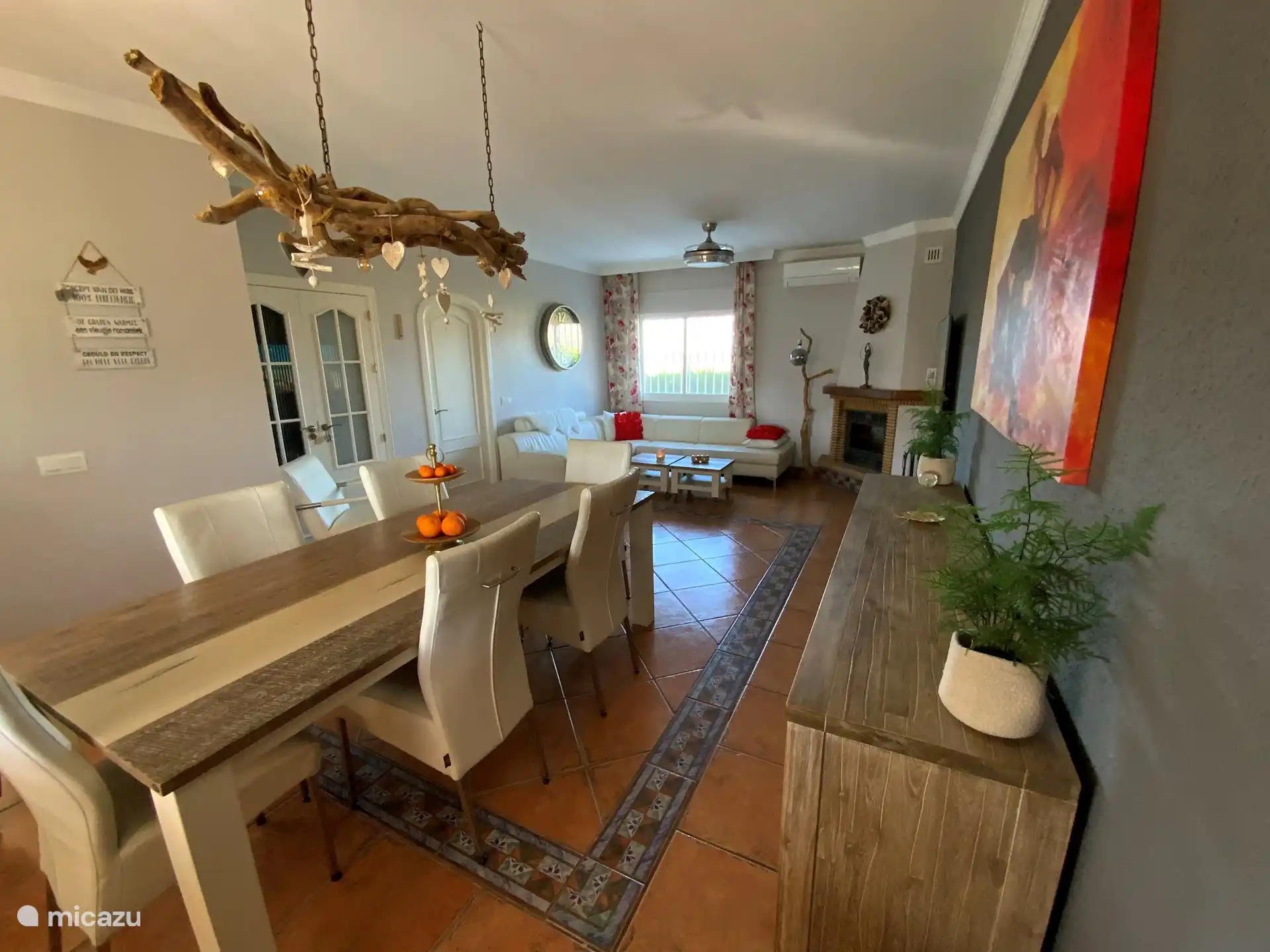 Im Zimmer befindet sich eine große Kommode mit Familienspielen.