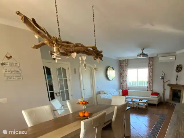 Villa  Casa Hollandia huren in Spanje, Andalusië, Viñuela - villa In de kamer staat een groot dressoir waar familie spelletjes in staan .