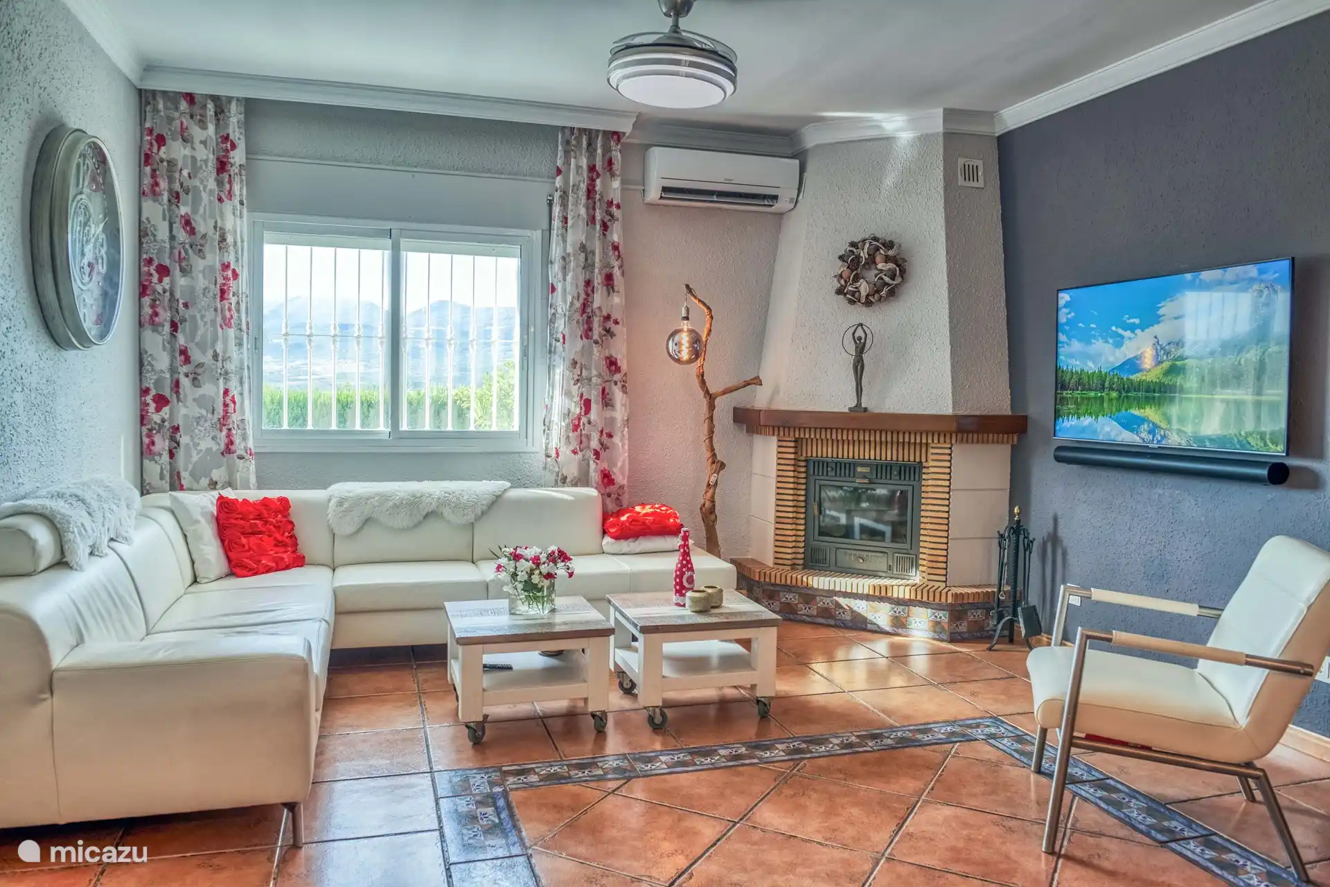 Wohnzimmer mit Smart-TV, Klimaanlage, Deckenventilator, Ledersitzecke 