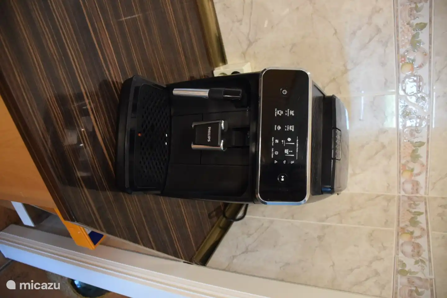 Kaffeemaschine mit frischen Bohnen und es gibt einen Senseo und einen Dulce Custo, also ist die Auswahl riesig.