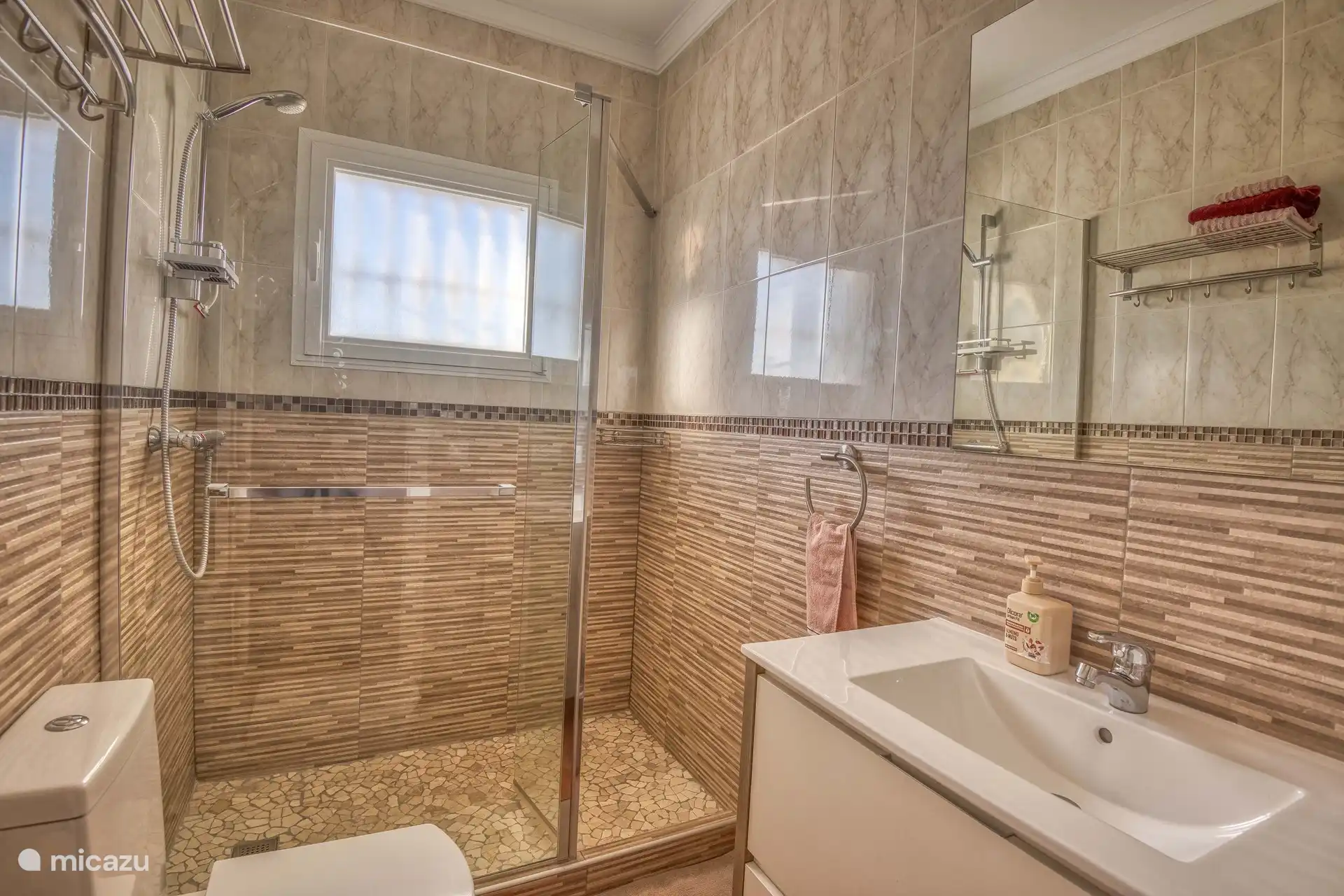 Badezimmer mit ebenerdiger Dusche 