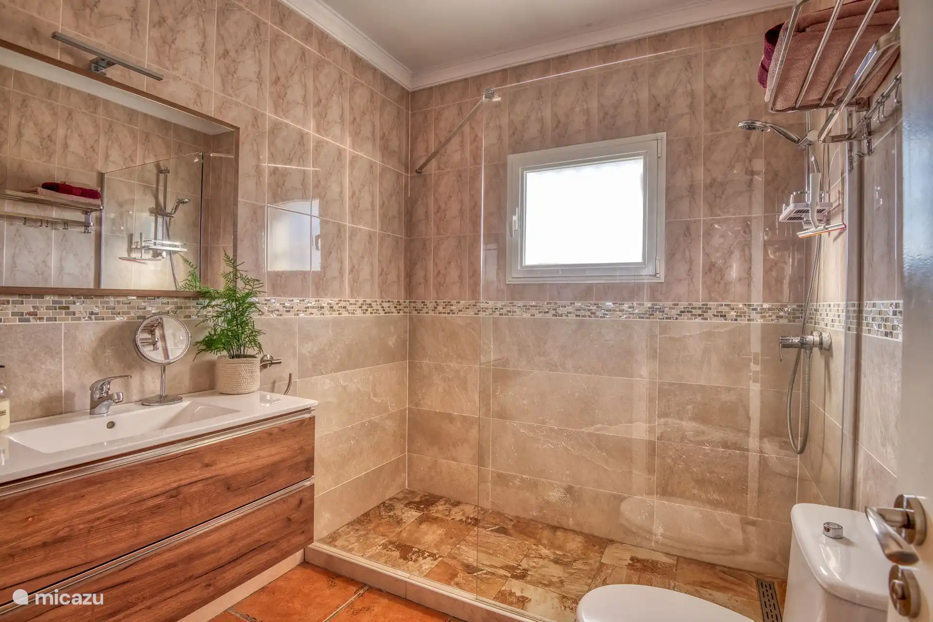Badezimmer 2 mit begehbarer Dusche, Waschtisch mit viel Platz.