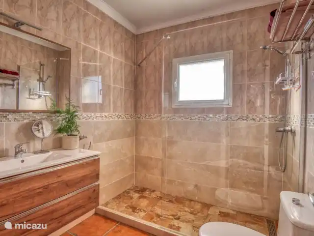 Villa  Casa Hollandia huren in Spanje, Andalusië, Viñuela - villa Badkamer 2 met inloopdouche, Badmeubel met veel ruimte .