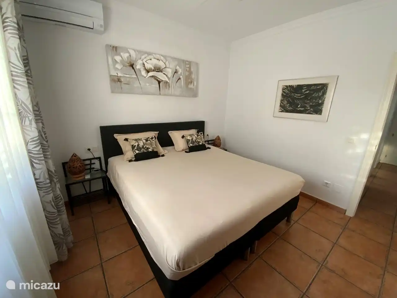 Schlafzimmer mit Boxspringbett 200cm x 180 und Klimaanlage sowie Deckenventilator und Rollladen gegen die Sonne und für Leute, die im Dunkeln schlafen möchten, Terrasse 