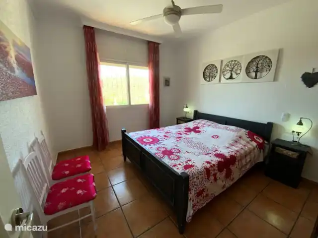 Villa  Casa Hollandia huren in Spanje, Andalusië, Viñuela - villa Slaapkamer met houten bed 200cm x 160 en airco en plafondventilator. Rolluiken tegen warmte.