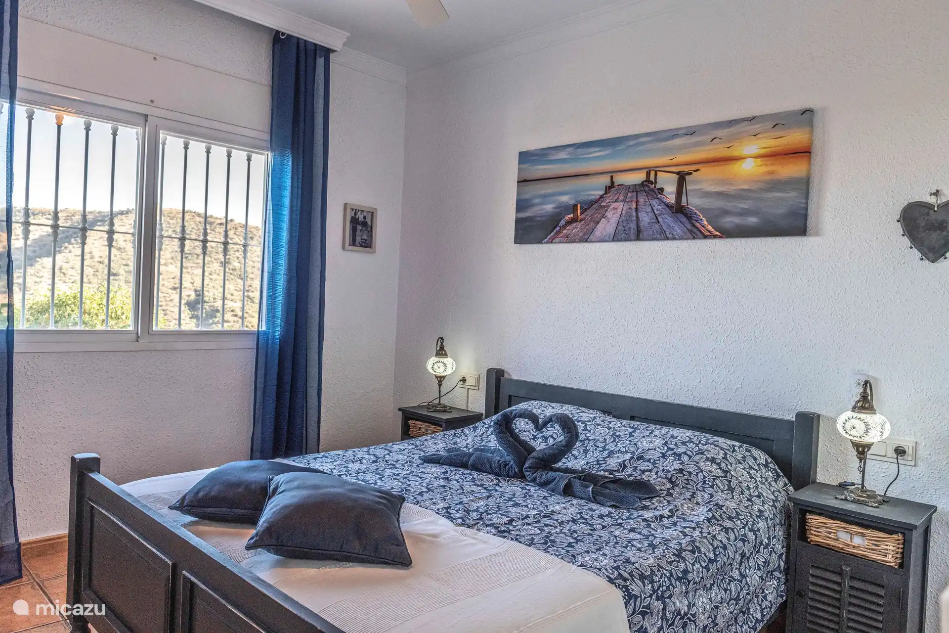 Schlafzimmer mit Bett 200cm x160
Einbauschränke mit viel Platz für Kleidung 