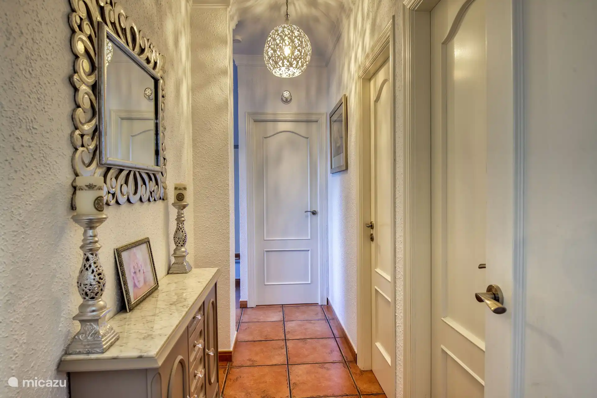 Flur zu den Schlafzimmern und Bädern 