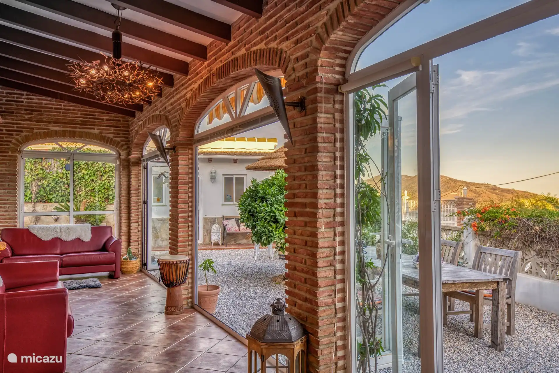 Wintergarten mit Terrassentüren zum Garten.