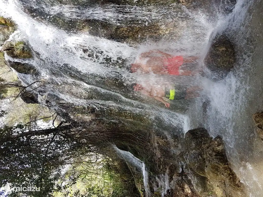Abkühlung am Rio Chilar unter einem Wasserfall 