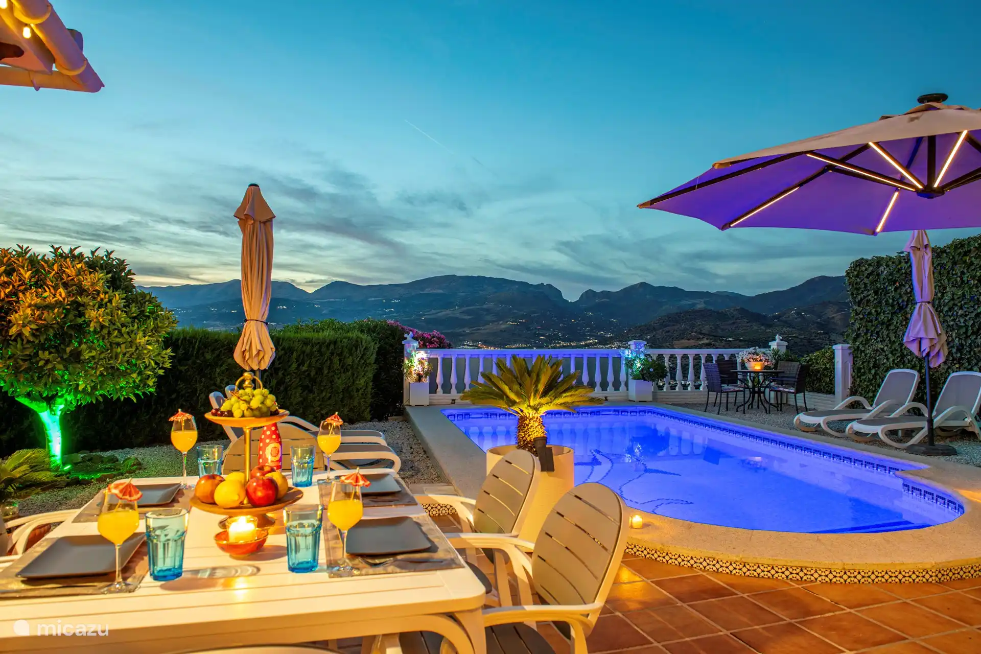 Dämmerung mit Sonnenschirm mit Licht darin.