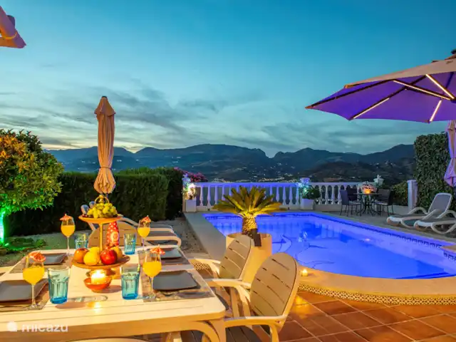 Villa  Casa Hollandia huren in Spanje, Andalusië, Viñuela - villa Avondschemering met parasol met licht erin .