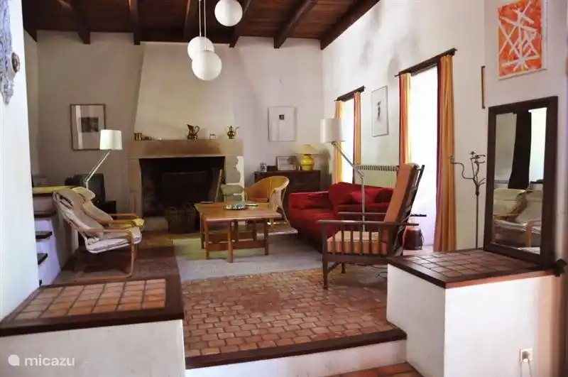 El salón con gran chimenea