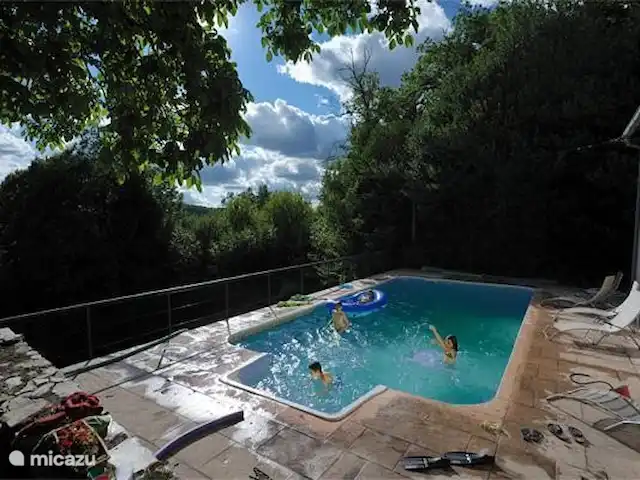 Pradalaux, Cévennes | France, Aveyron, Saint-Jean-du-Bruel - maison de vacances La piscine avec terrasse et vue sur la vallée