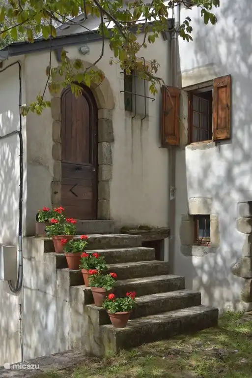 Pradalaux, geranios en las escaleras