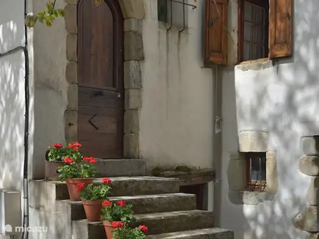 Pradalaux, Cévennes | France, Aveyron, Saint-Jean-du-Bruel - maison de vacances Pradalaux, géraniums dans les escaliers