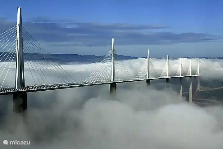 El puente de Millau, desde aquí todavía hay más de media hora en coche.