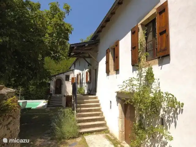 Pradalaux, Cévennes | France, Aveyron, Saint-Jean-du-Bruel - maison de vacances Vue le long de la façade sud-ouest et du four extérieur vers la piscine.