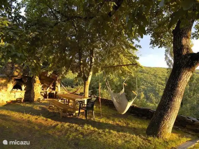 Pradalaux, Cévennes | France, Aveyron, Saint-Jean-du-Bruel - maison de vacances La terrasse sous le vieux noyer
