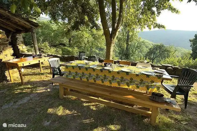 La gran mesa a la sombra del gran nogal con vistas al valle