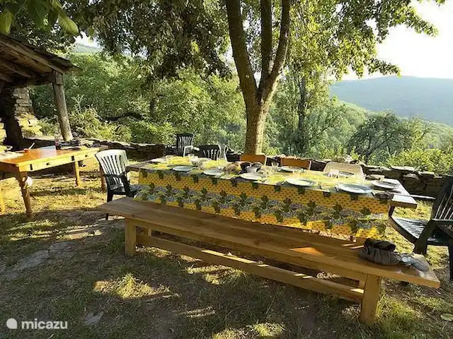 Pradalaux, Cévennes | France, Aveyron, Saint-Jean-du-Bruel - maison de vacances La grande table à l'ombre du grand noyer avec vue sur la vallée