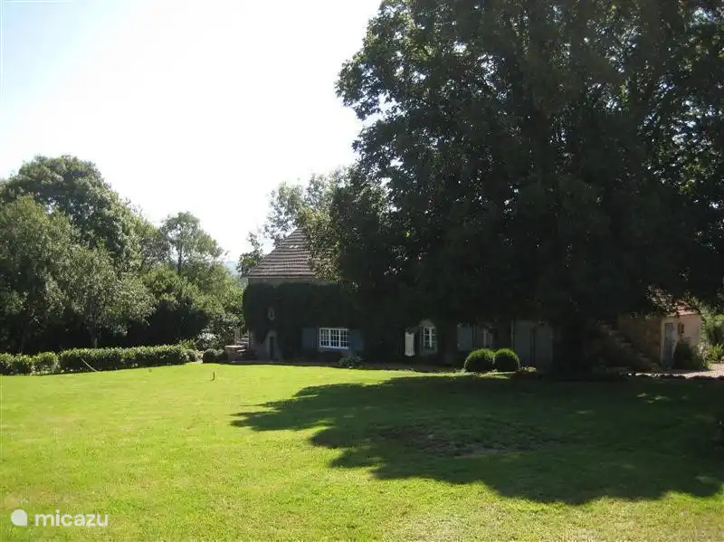 Ubicado en el costado de la casa en cuyo lado hay un gran césped.