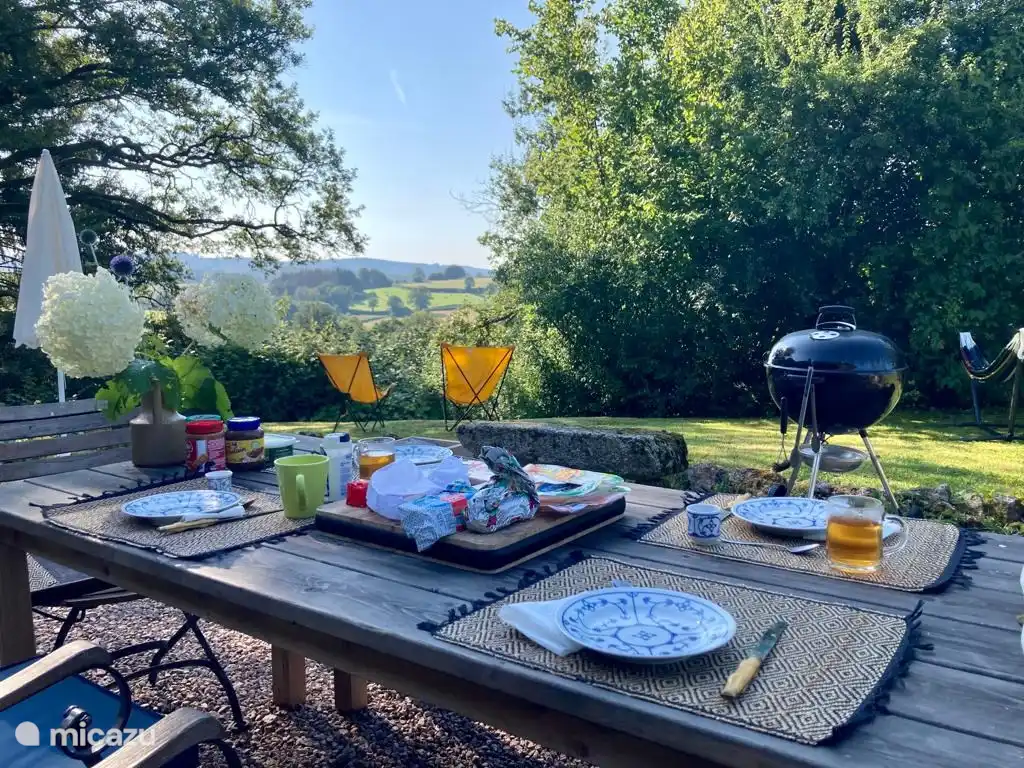 Mesa de comedor en terraza.