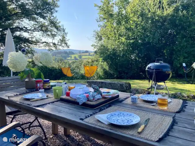 La Maison Blin | France, Nièvre, Brassy - maison de vacances Table à manger sur terrasse.